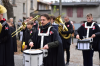 Orkiestrant gra na instrumencie
